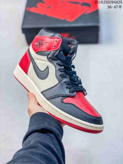 Nike Air Jordan 1 Retro High OG High-Top Sneakers